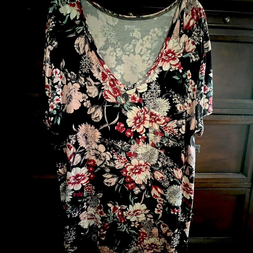 Grace & Lace perfect Vneck shirts. Size XL. Includes 3 shirts